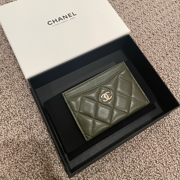 CHANEL card case (green) with Rue Cambon packaging - Picture 1 of 8